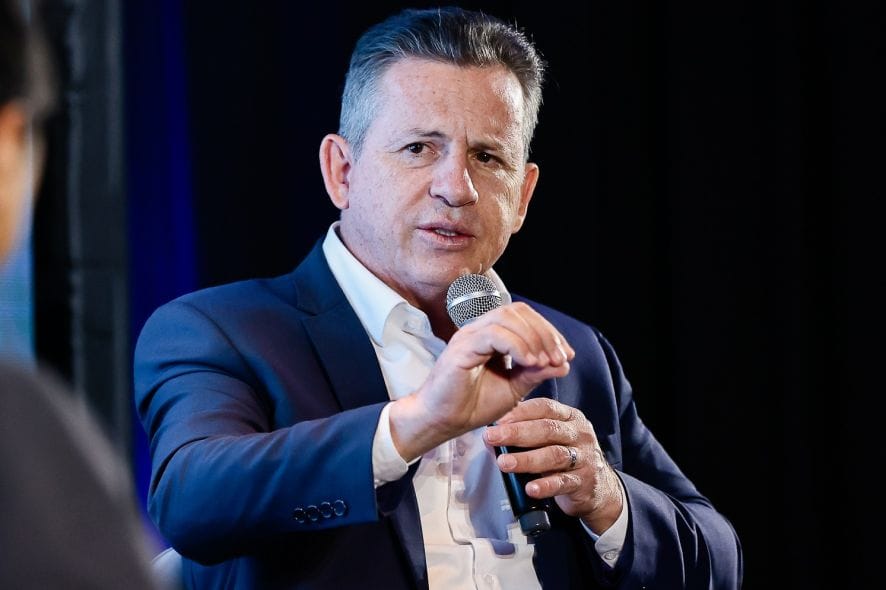 Mauro prometeu resolver impasse, não entrega obra e culpa Emanuel por atraso; veja o vídeo