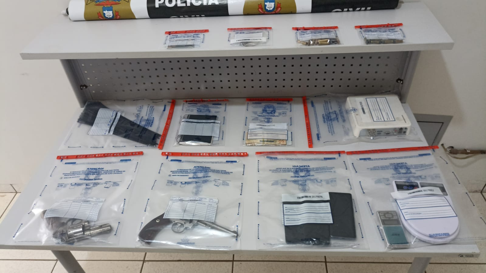 Investigação de tentativa de homicídio leva polícia a arsenal e anotações de R$ 87 mil em empréstimos