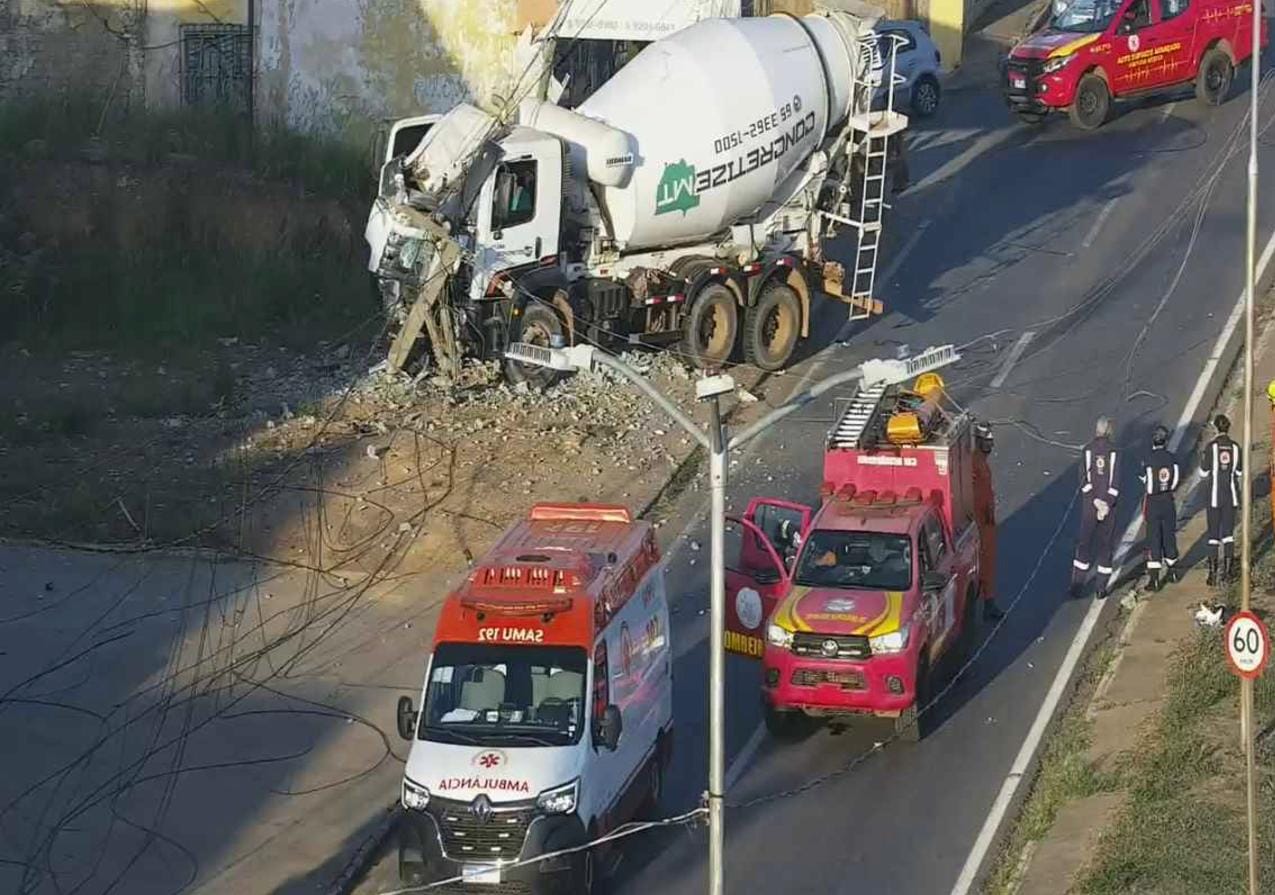 Motorista fica ilhado em betoneira após caminhão derrubar poste e interditar avenida em VG; veja vídeo