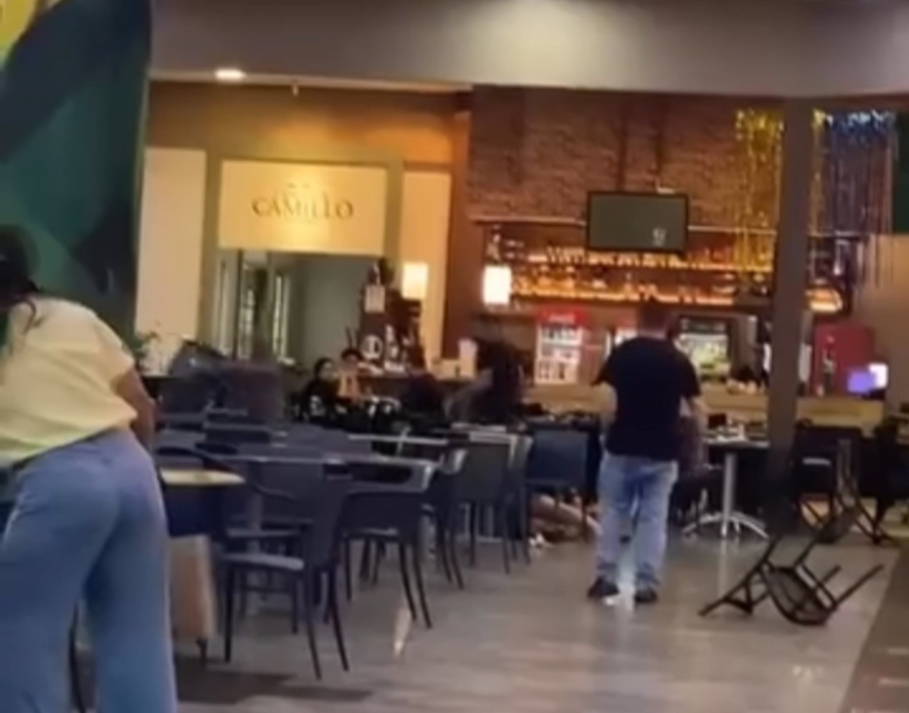 Briga em restaurante de shopping em Rondonópolis termina com cadeiras voando; veja o vídeo