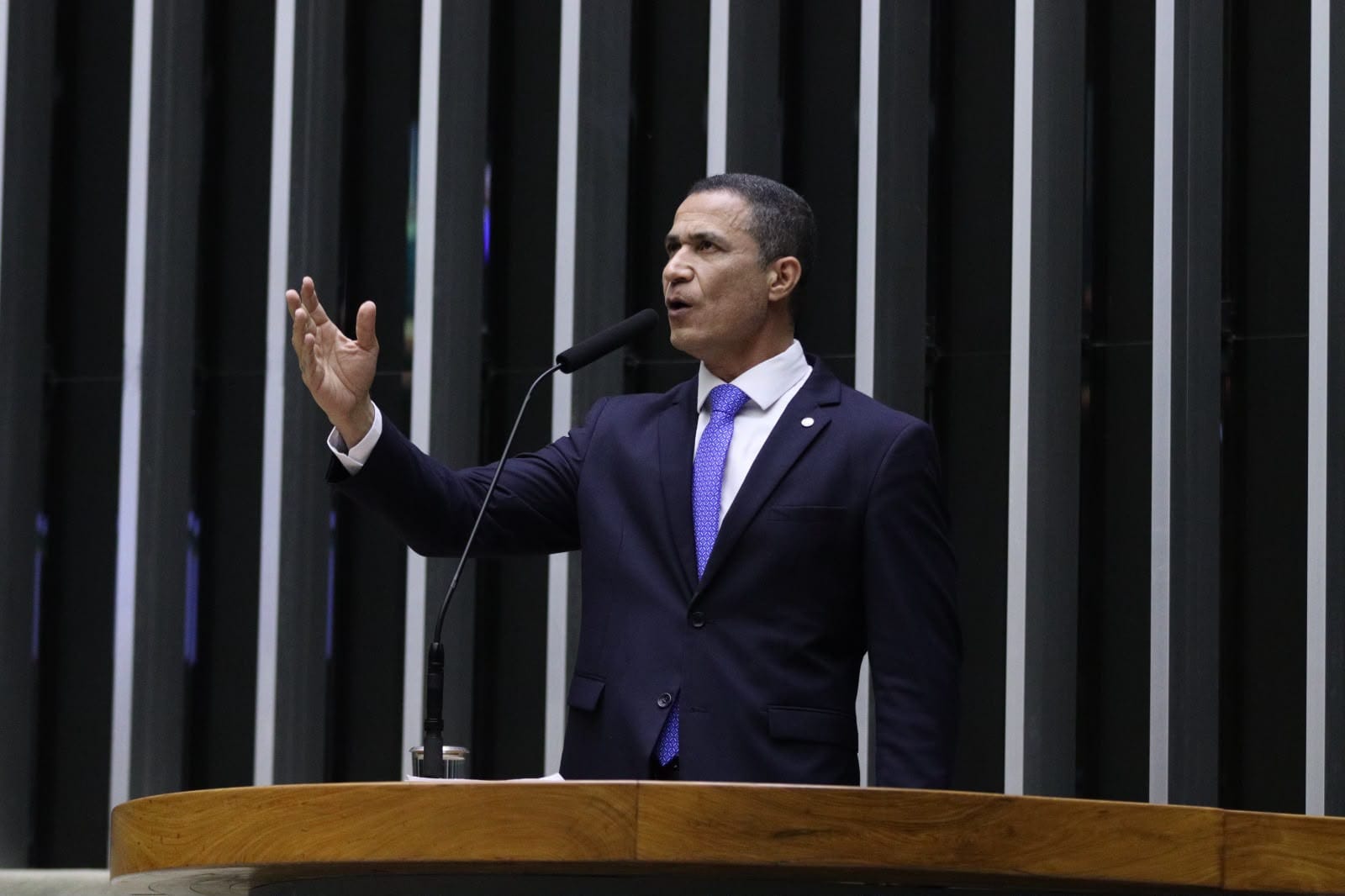 Coronel Assis critica ação do PT contra vídeo de IA e ironiza: “Querem prender até Bolsonaro digital”