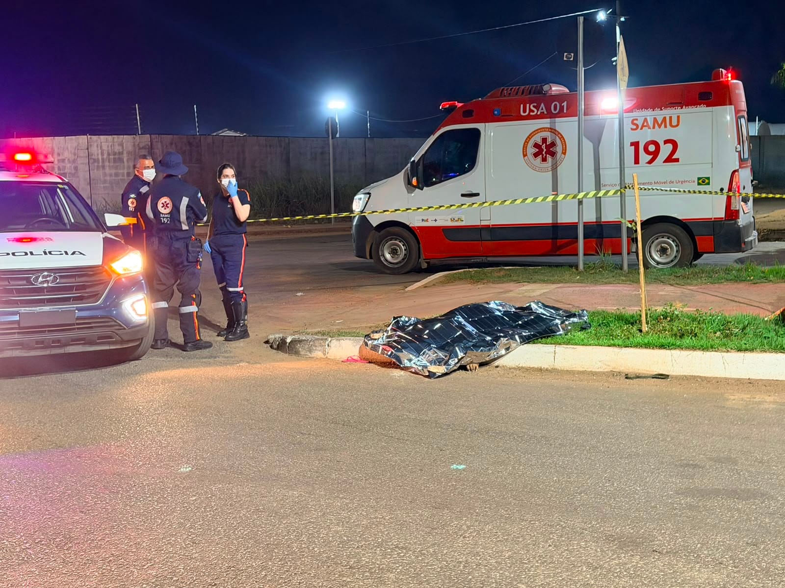 Passageira salta de moto após susto com carreta e morre atropelada em Cuiabá; veja vídeo