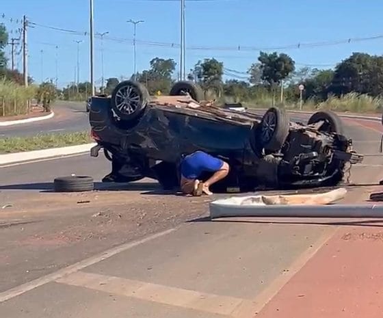 Motorista fica ferido após capotar carro na Avenida Mário Andreazza, em Várzea Grande
