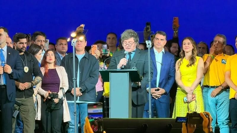 Presidente da Argentina defende candidatura de Flávio e faz ataques ao governo Lula