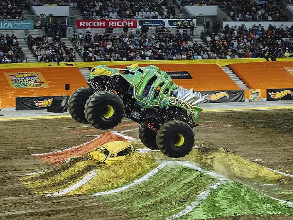 Hot Wheels Monster Trucks traz caminhões gigantes, saltos radicais e robô de 9 metros à Arena Pantanal
