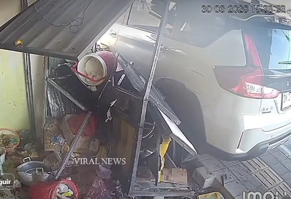 Carro desgovernado invade barraca de frango e derrama óleo quente sobre funcionários na Indonésia
