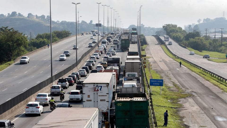 Caminhoneiros iniciam greve nacional para cobrar votação de medida sobre o frete