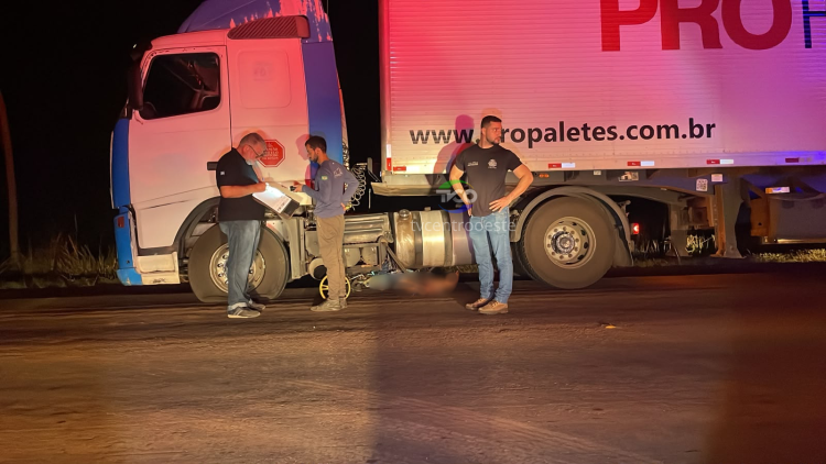 Ciclista morre atropelado por caminhão na BR-174 e fica preso sob o veículo