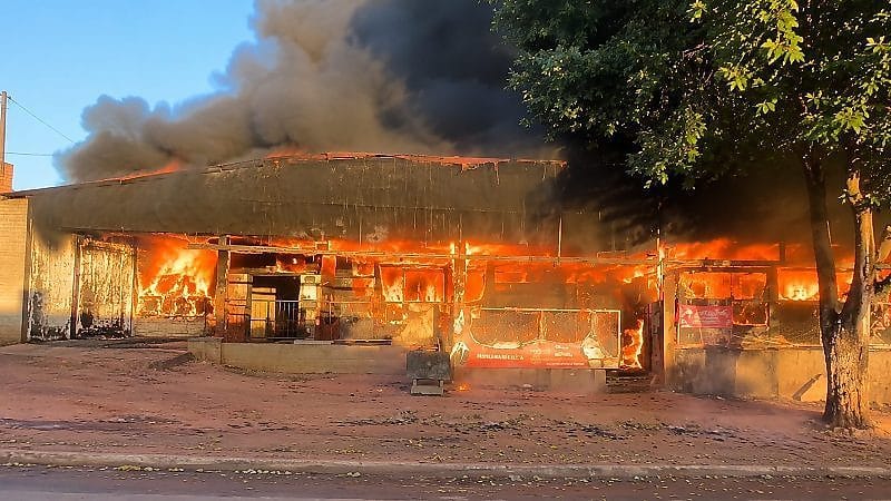 Bombeiros impediram que as chamas atingissem um comércio vizinho e uma residência localizada nos fundos do imóvel