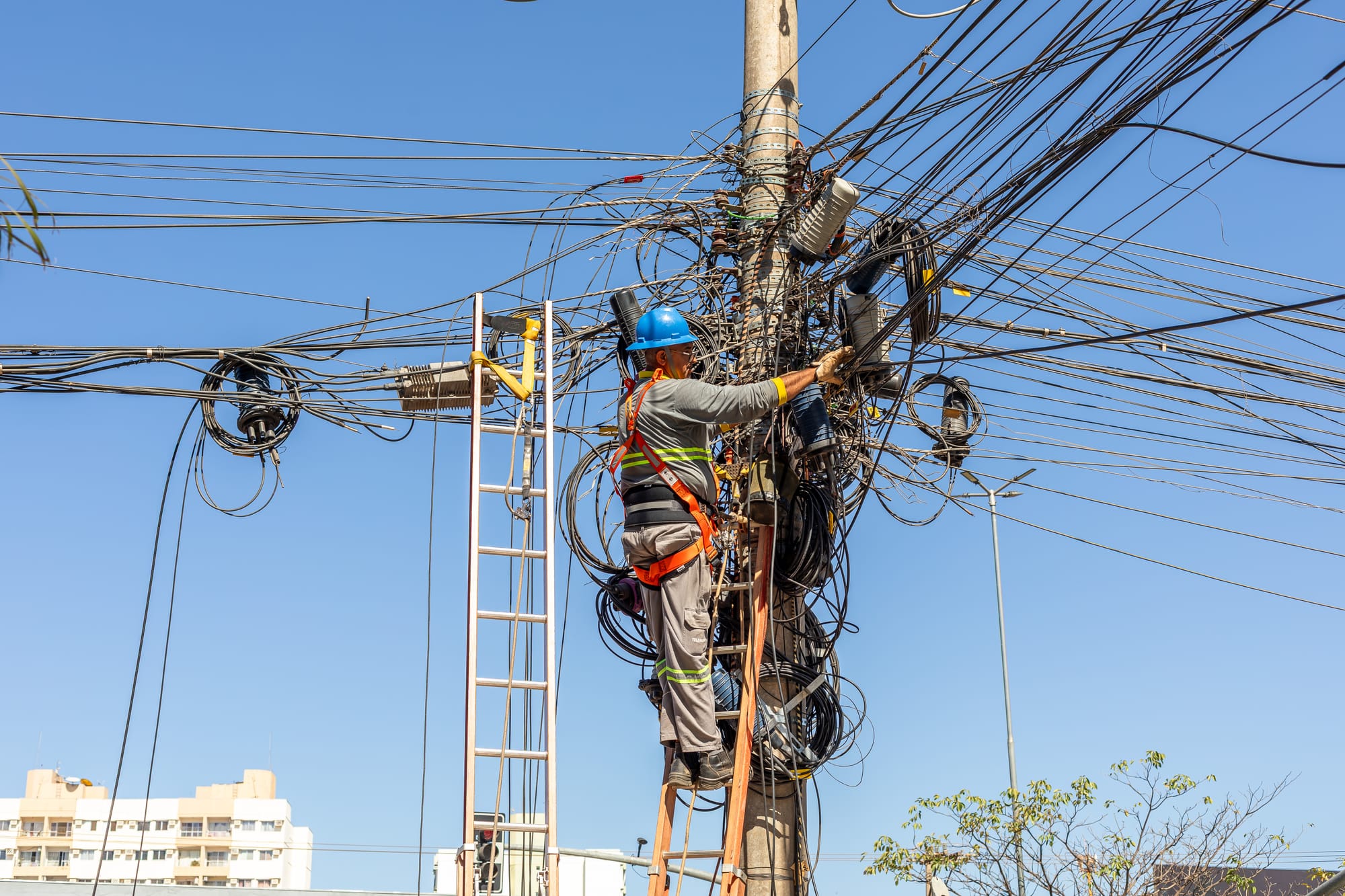 Cuiabá faz “faxina” e retira até 800 kg de fios irregulares de avenida movimentada