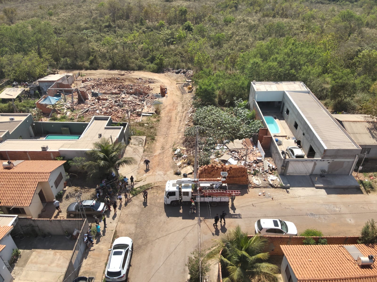 Oito construções são demolidas em área de nascentes e risco de alagamento em Cuiabá