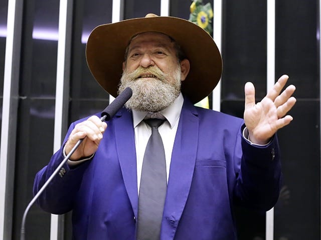 TRE-MT autoriza Nelson Barbudo a manter chapéu na foto da urna