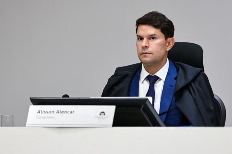 TCE mantém suspenso pregão de R$ 1,4 milhão para compra de mobiliário escolar em Sapezal