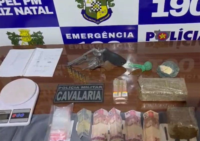 Policiais militares prendem 2 faccionados; arma e drogas foram apreendidas