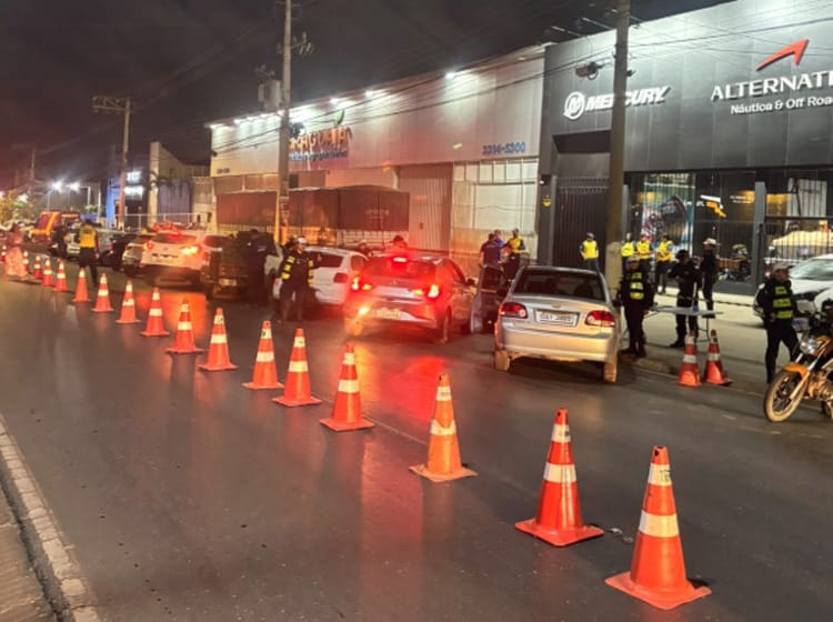 Operação Lei Seca prende cinco motoristas por embriaguez na Avenida Miguel Sutil