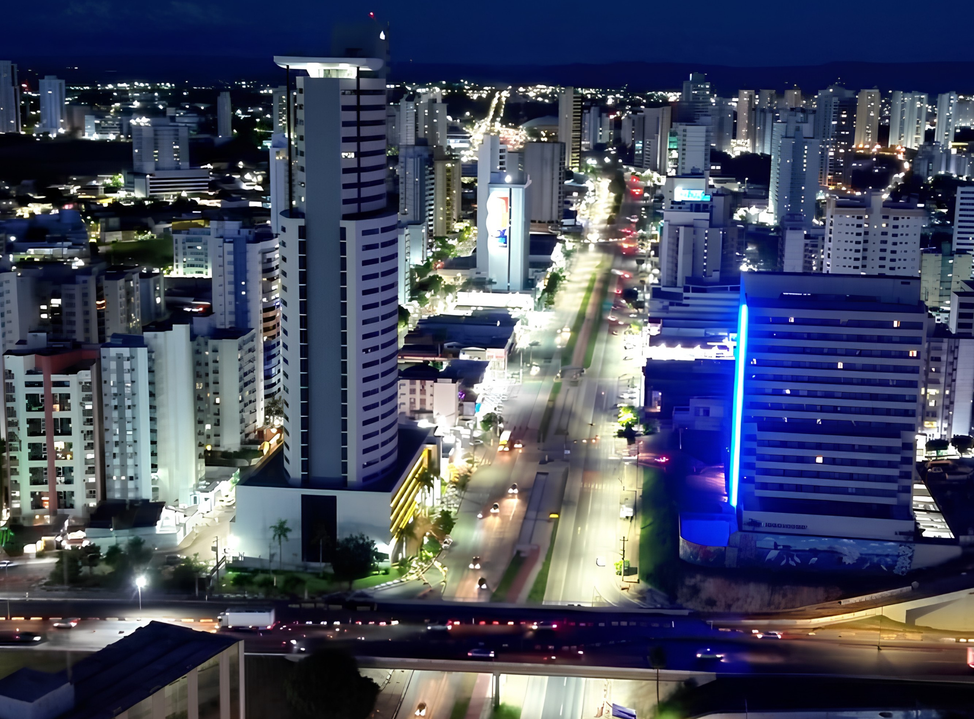 Vídeo mostra Cuiabá do alto iluminada em registro aéreo na Avenida do CPA