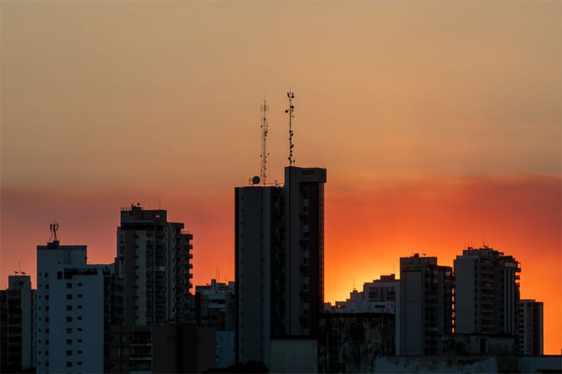 Calor extremo faz prefeitura mudar rotina de agentes de saúde de Cuiabá