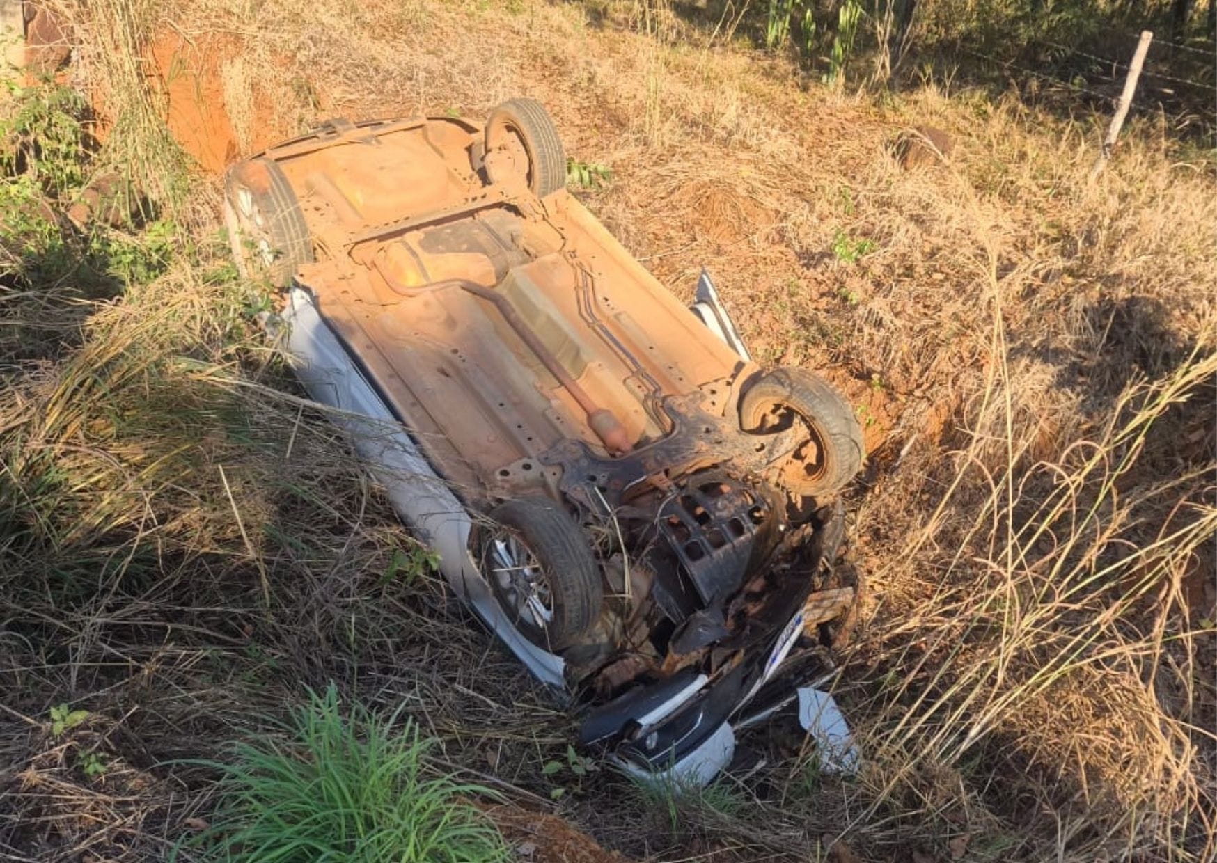 Mulher fica ferida após carro capotar e cair em ribanceira em Poconé