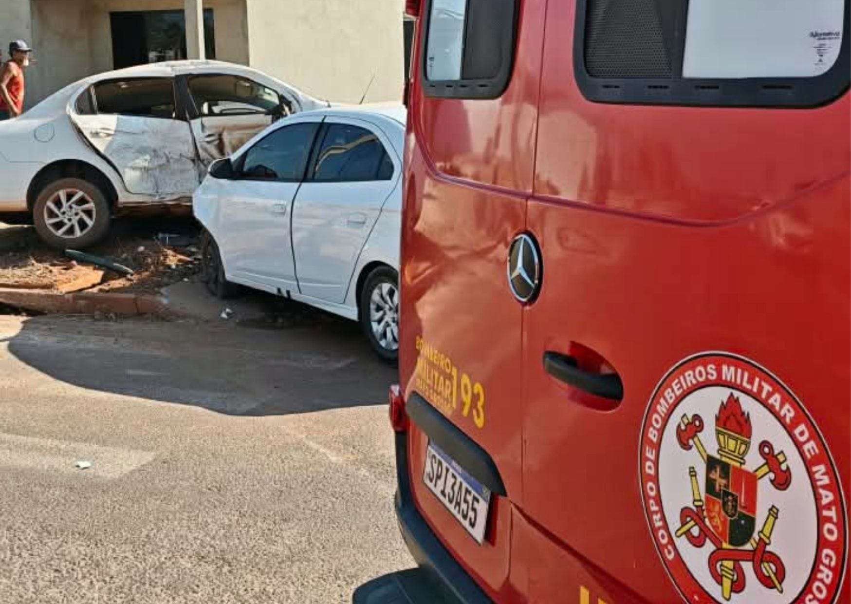 Batida entre dois carros deixa três feridos e mobiliza Bombeiros em Sinop