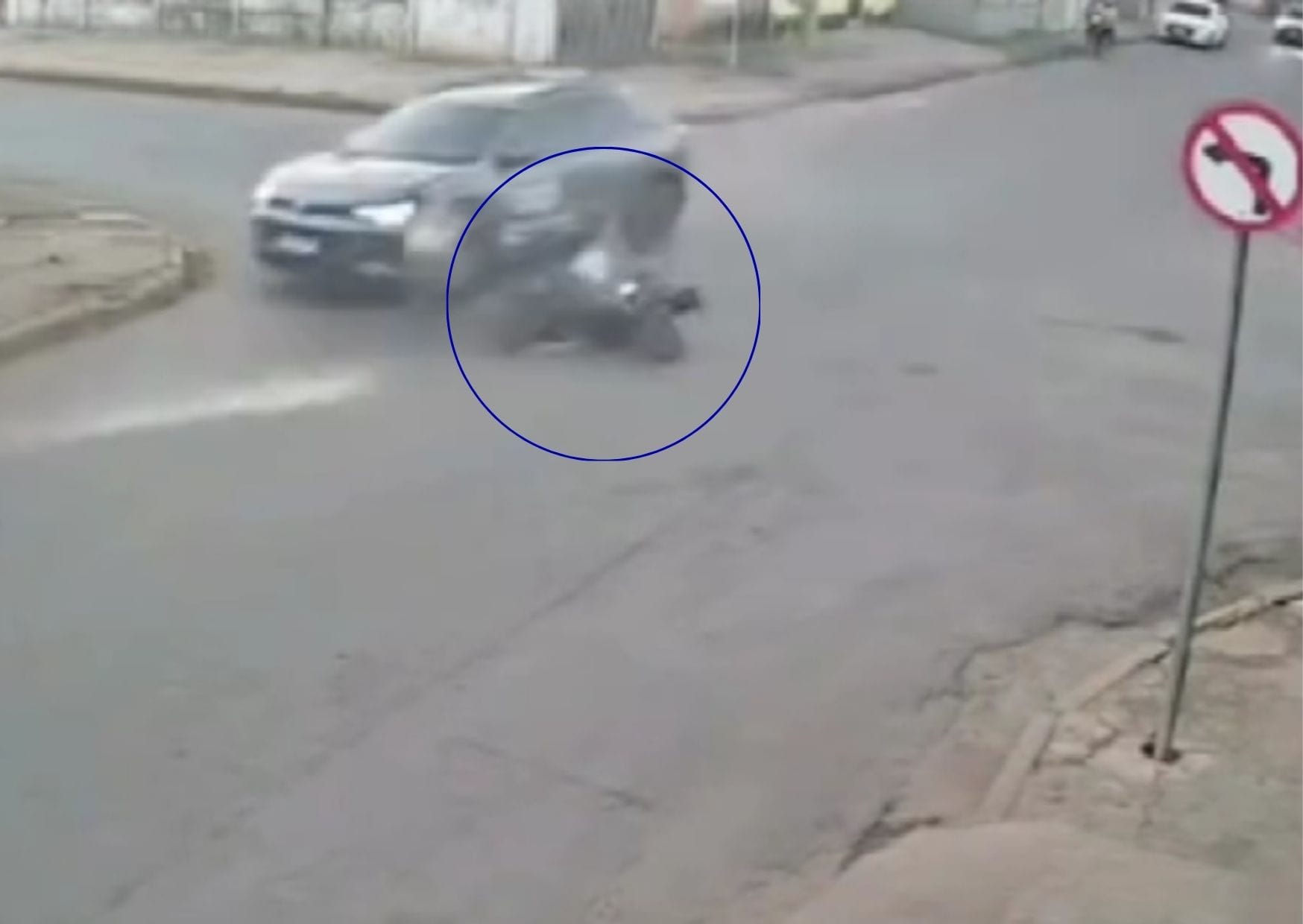 Câmera registra colisão entre bicicleta elétrica com dois adolescentes e carro em Cáceres