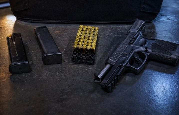 Ex é preso após descumprir medida protetiva e ser flagrado com pistola e 40 munições em VG