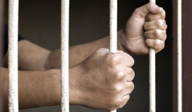 Homem é preso em flagrante embaixo da cama na casa da mãe logo após estuprar mulher
