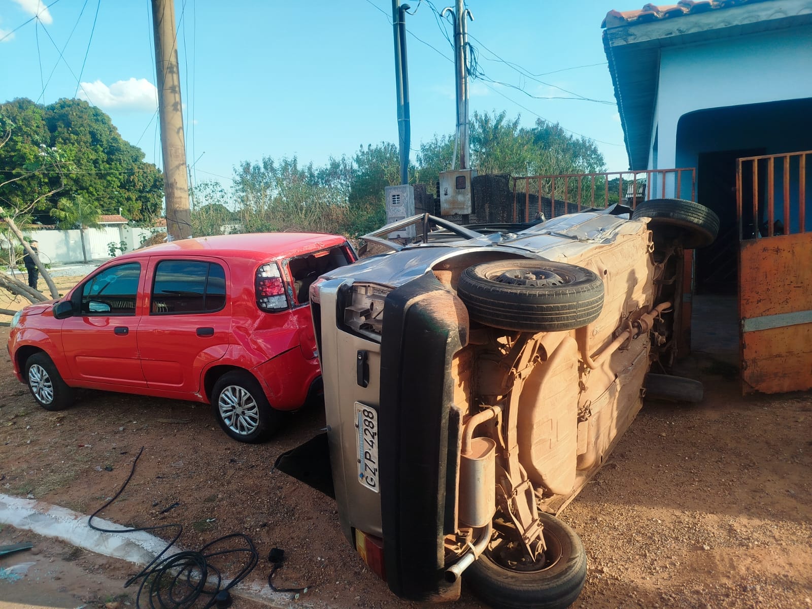 Acidente envolvendo moto e dois carros termina com capotamento e motociclista ferido em VG