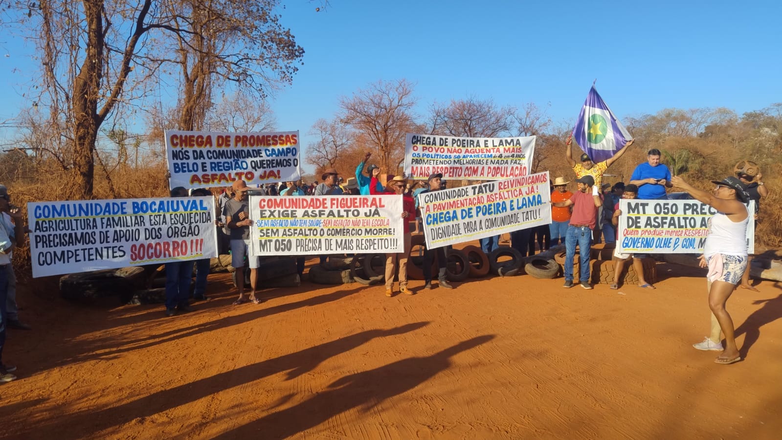 Moradores bloqueiam MT-050 e cobram pavimentação prometida para o Baixo Pantanal, veja o vídeo