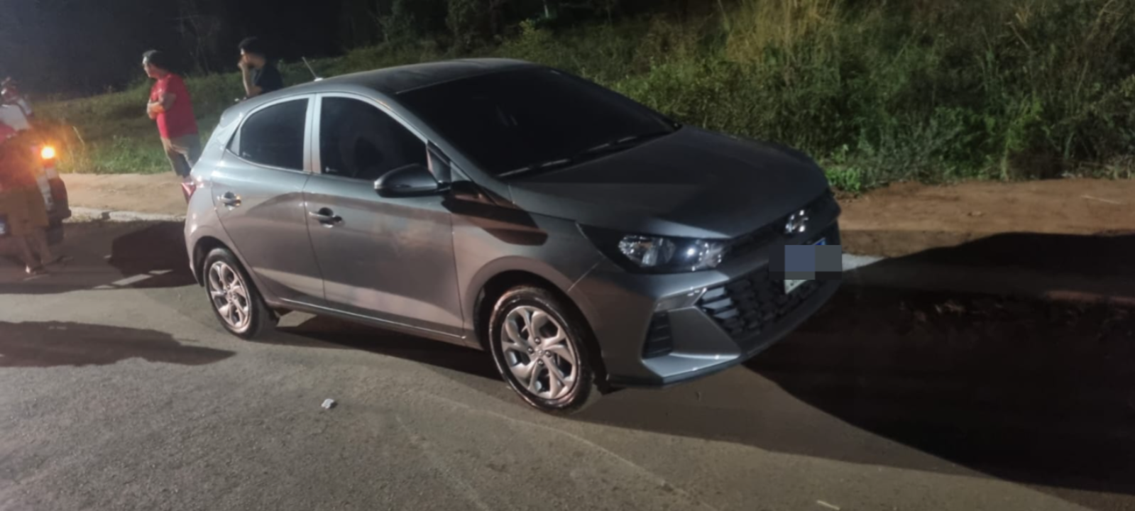 Câmeras flagram criminosos invadindo casa durante roubo de carro em Várzea Grande
