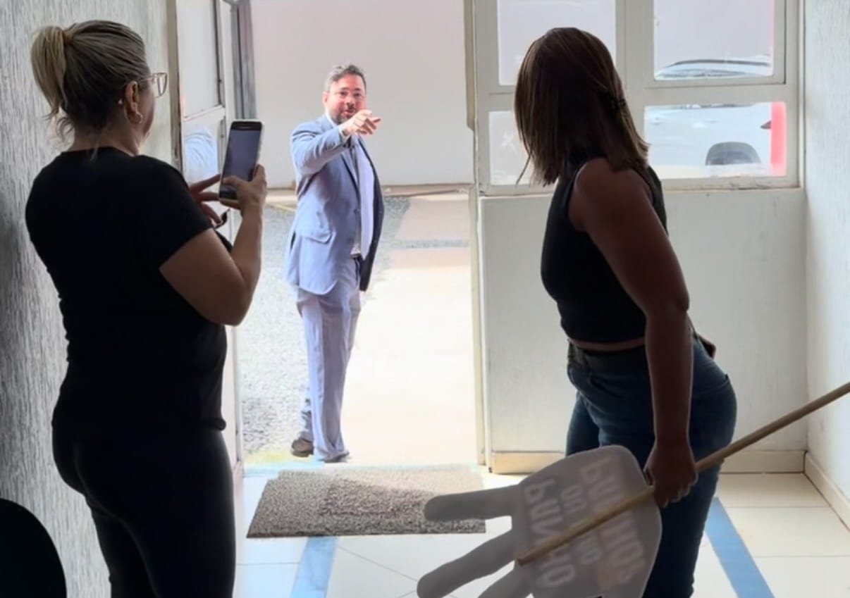 "Pegando dinheiro não, beijando sim": "Flávia da Shopee" bate-boca com vereador e viraliza