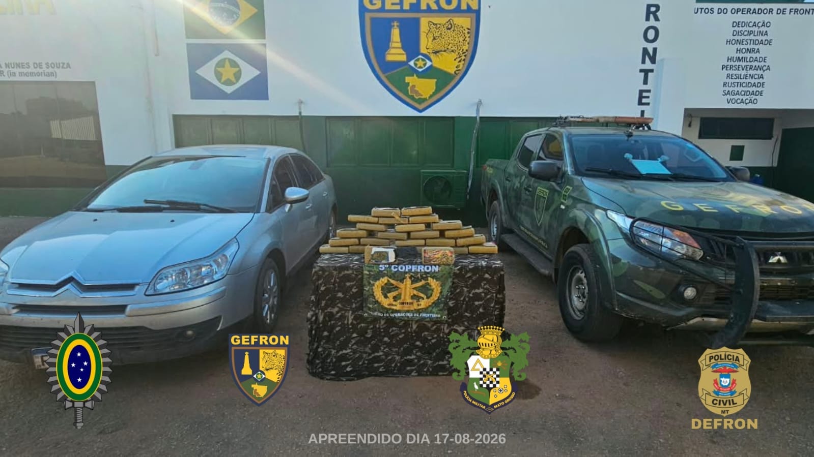 Gefron encontra "mocó" em carro e apreende 25 tabletes de "supermaconha" e R$ 75 mil