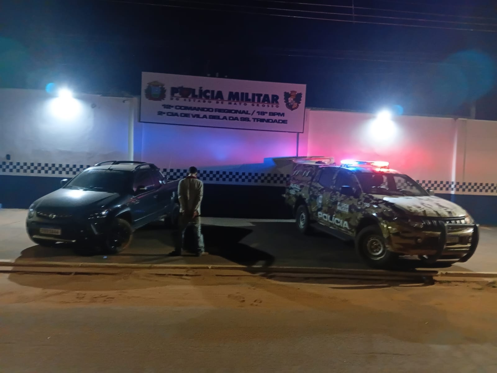 Grupo invade casa, faz moradores reféns e foge; suspeito foi preso após cerco da PM