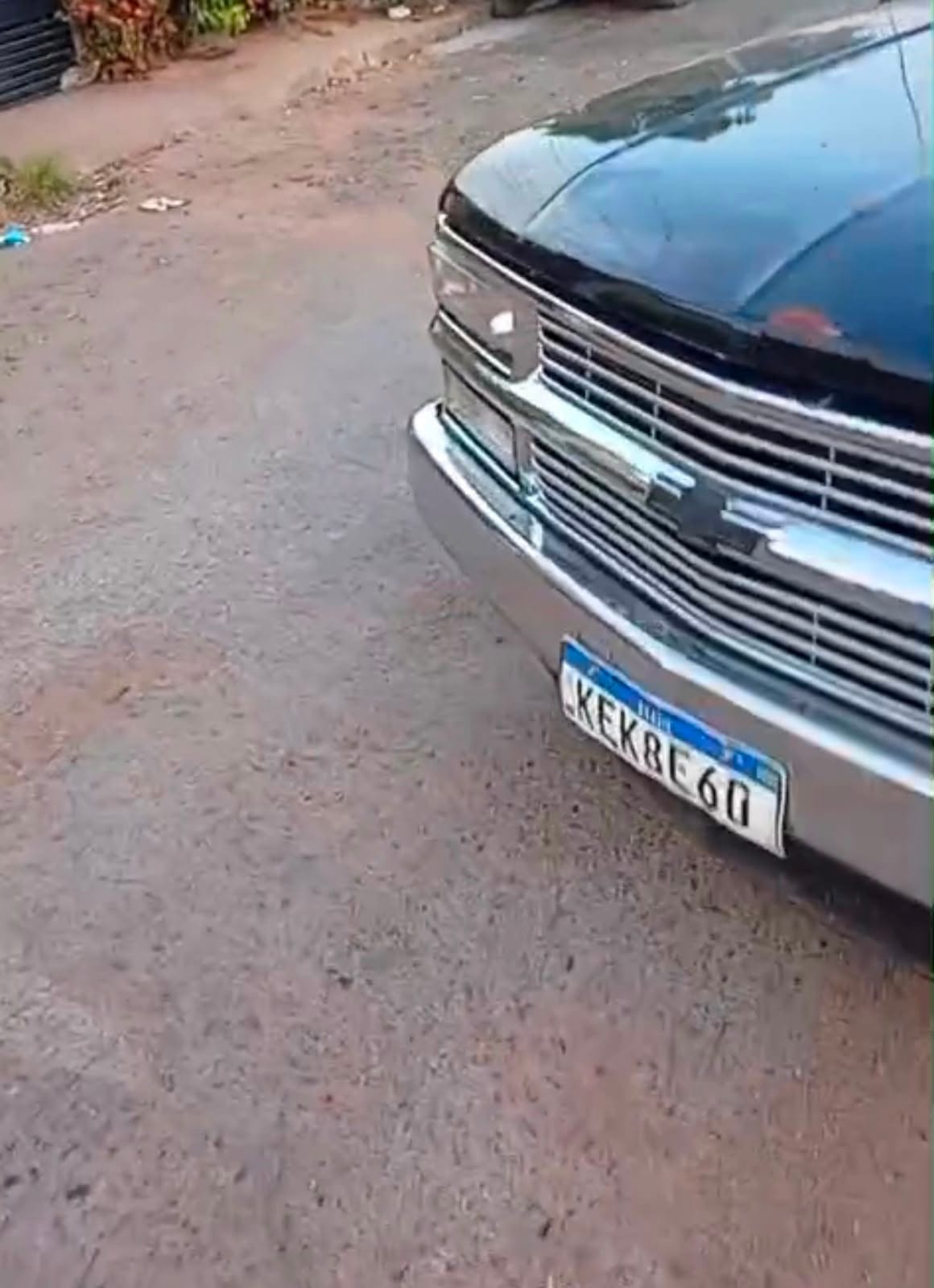 Moradores encontram carro danificado em rua atrás de escola em Cuiabá; veja vídeo