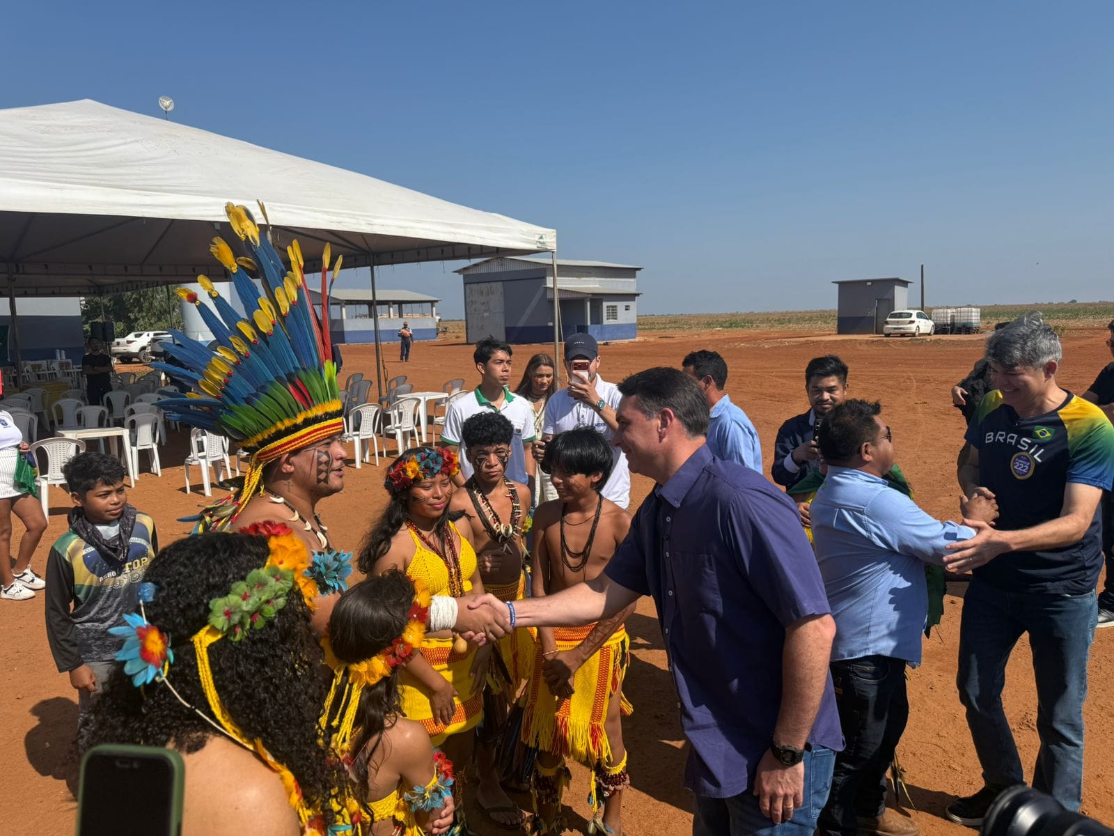 Em MT, Flávio Bolsonaro recebe carta com reivindicações de produtores indígenas