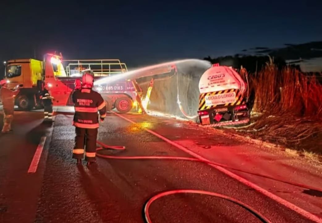 Carga de etanol vaza após carreta tombar na BR-163 em Mato Grosso