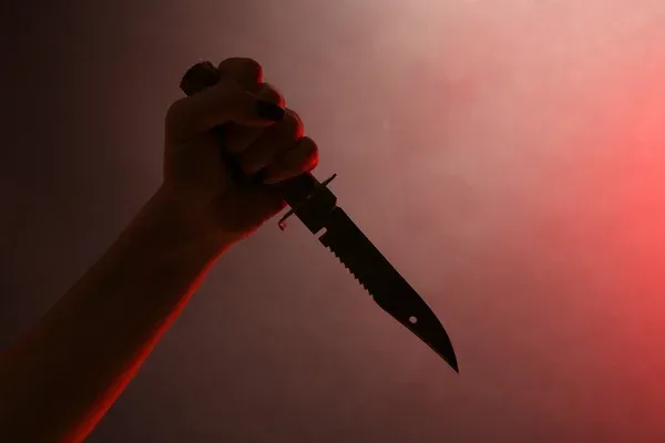 Mulher é presa após atacar marido com seis facadas enquanto ele dormia em MT
