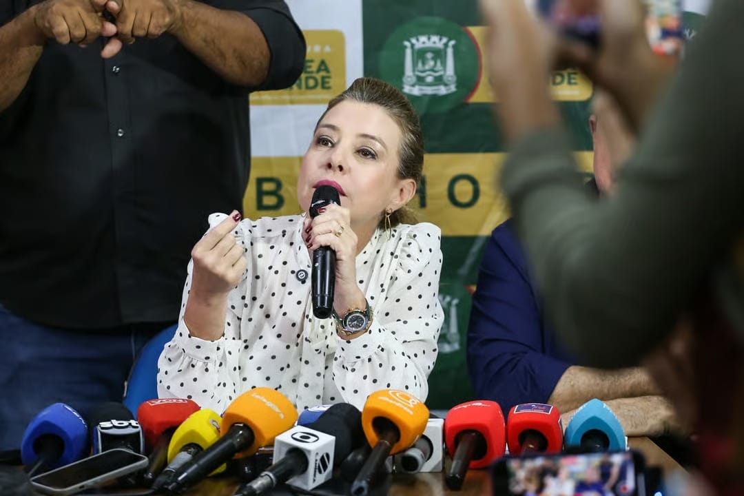 Mesmo após vídeo com maços de dinheiro, Flávia decide manter chefe do DAE no cargo