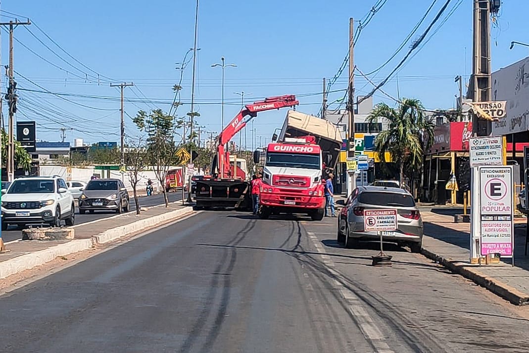 Caminhão enrosca em fiação, derruba cabos energizados e interdita avenida em VG