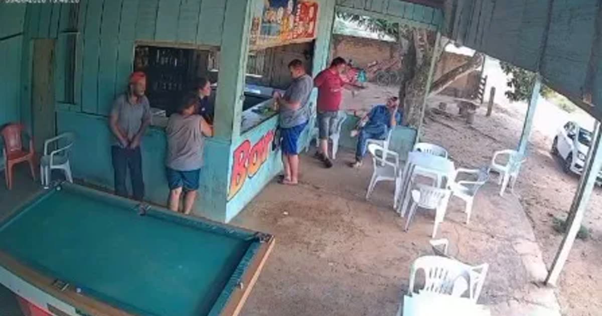 Vídeo registra momento em que mulher é atacada dentro de bar em Colniza