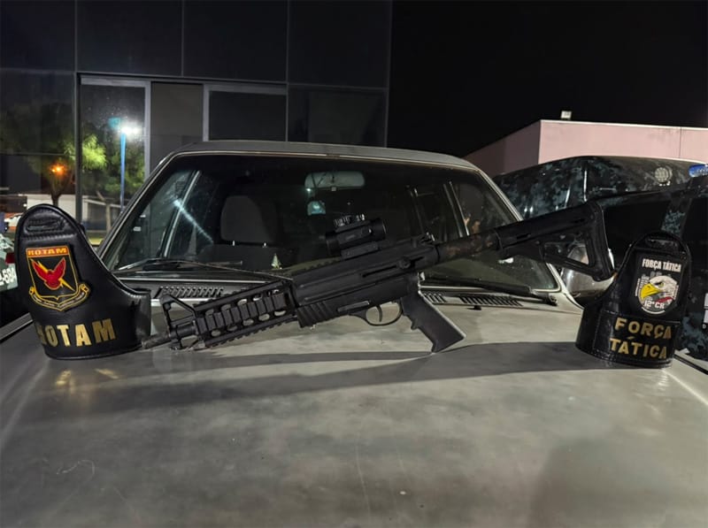 Homem é preso pela PM com submetralhadora; suspeitou afirmou que iria vender o objeto