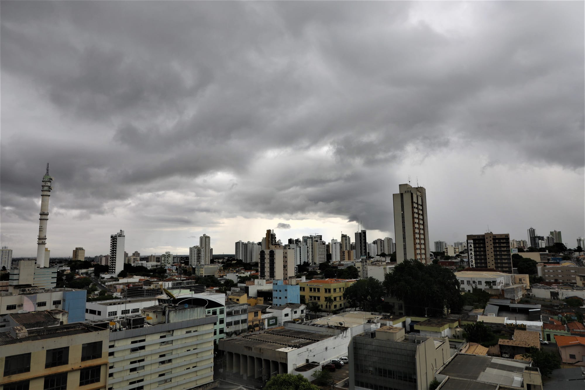 Chuva surpreende cuiabanos e traz alívio após dias de temperaturas próximas dos 40°C