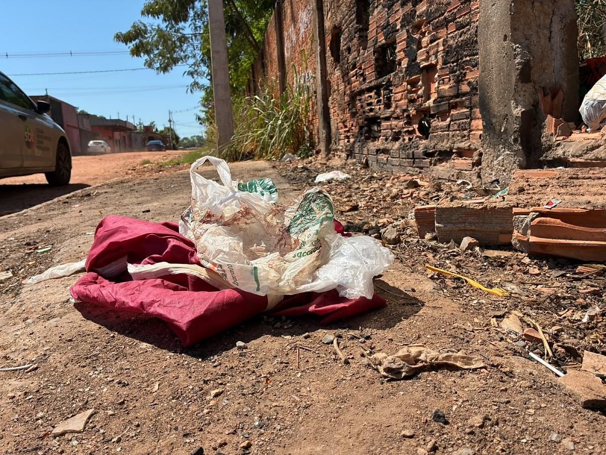Catador encontra recém-nascida morta dentro de sacola em terreno de Cuiabá