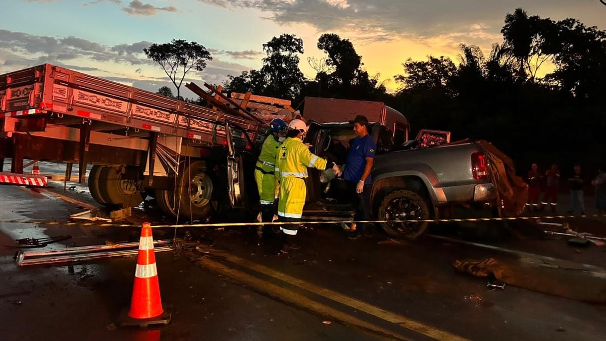 Acidente na BR-163 deixa dois mortos e dois feridos; carreta teria rodado na pista
