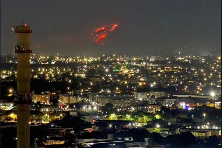 Incêndio de grandes proporções toma conta do Morro de Santo Antônio e assusta moradores
