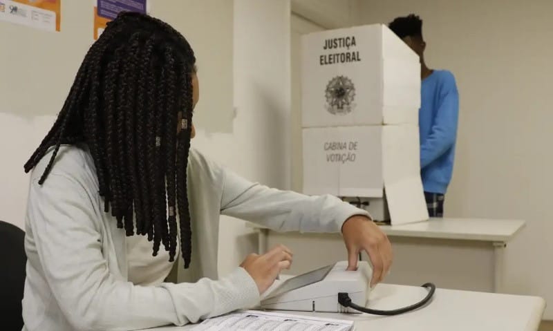 Justiça eleitoral cancela seis títulos após digitais e fotos apontarem mesmas pessoas