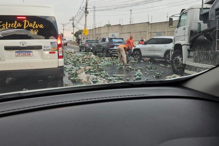 Caminhão tomba, espalha Heineken e populares saqueiam cervejas em Cuiabá; veja vídeos