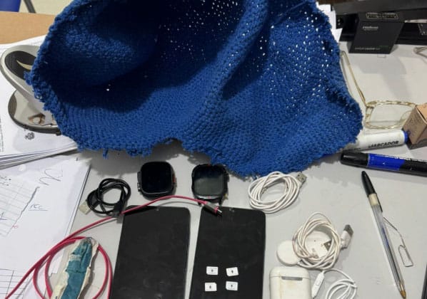 Policiais penais apreendem bola com celulares arremessada para dentro de penitenciária