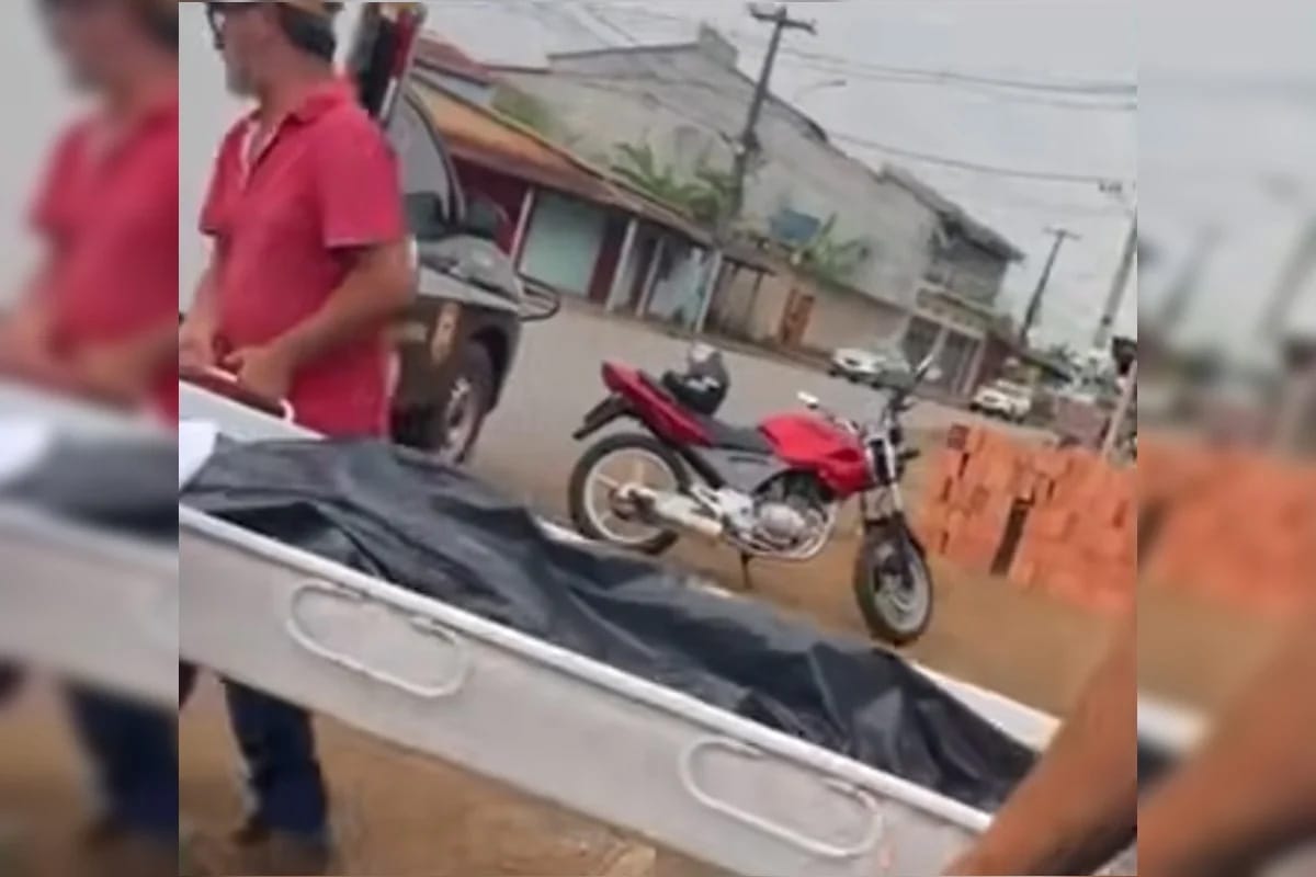Corpo cai de carro do IML após porta traseira do veículo abrir; vídeo mostra momento inusitado