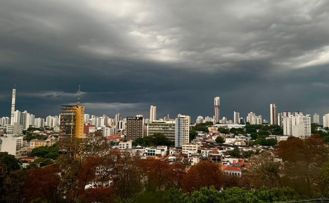 Frente fria e calor intenso mudam o tempo; raios e ventos de até 90 km/h devem atingir MT