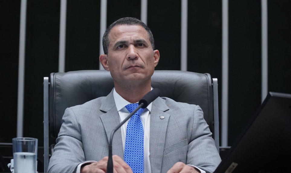 Coronel Assis cobra a PGR e expõe crise no STF após relatórios da PF ligarem Vorcaro e Moraes